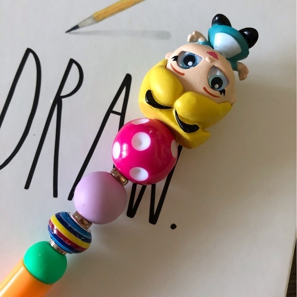 Disney Doorables: Alice in Wonderland: Alice handmade beaded pen - Picture 1 of 3